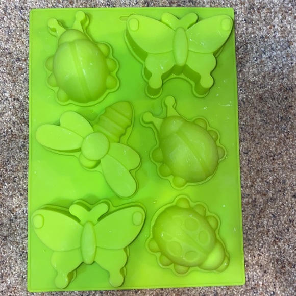 Lot of 4 Adorable & Fun Silicone Baking Molds EUC - Picture 3 of 5